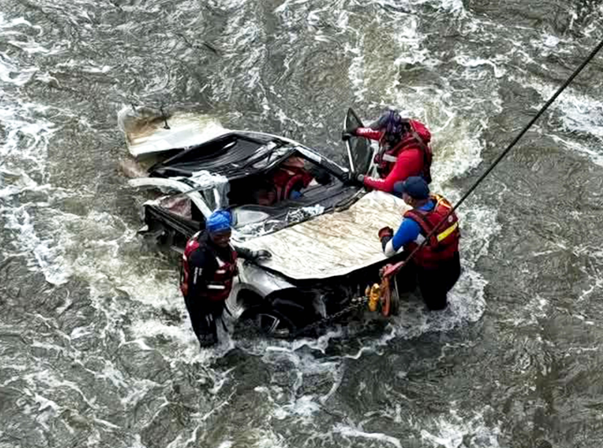 The South African Police Service and Tshwane Metro divers recovers the Volkswagen Polo from the Hennops River in Centurion. Photo: Supplied by SAPS